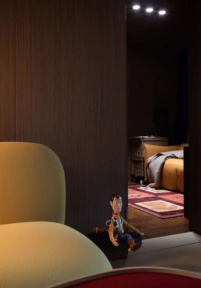 坚持摒弃客厅,不买沙发茶几!这对夫妻的家,成了装修界的教科书