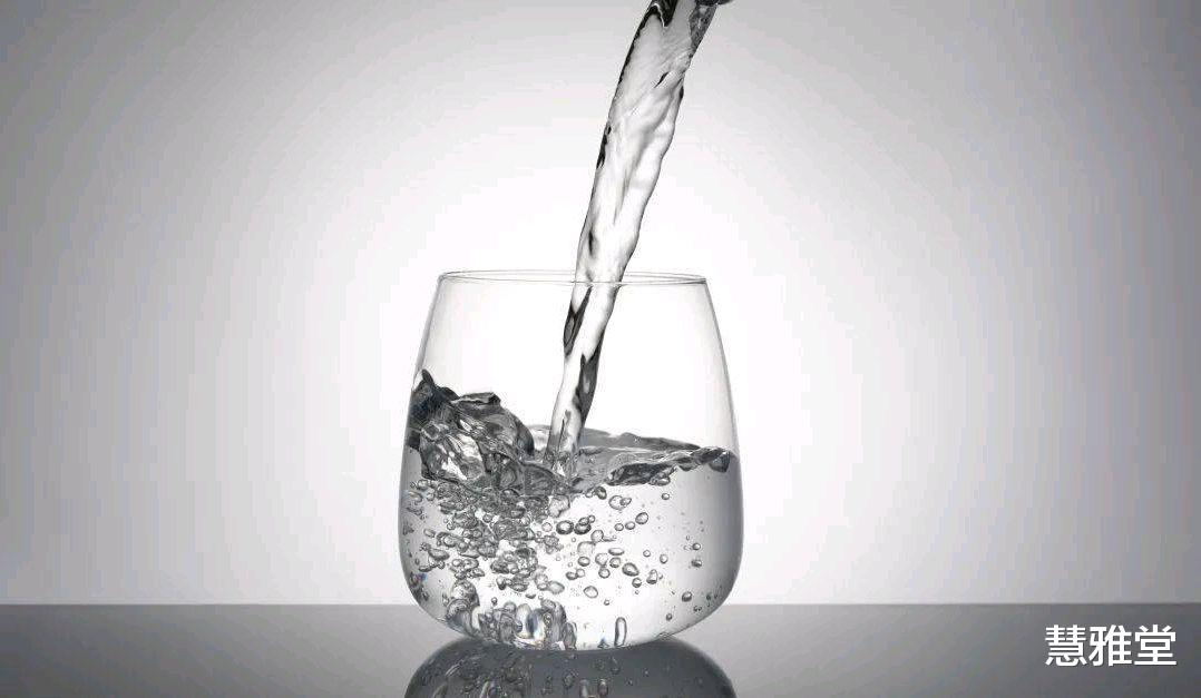 干燥综合征|有人说多喝水会加重湿气,是真的吗?提醒:或许是喝水方式不对