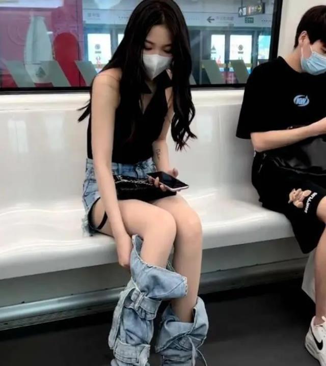 回顾:地铁上,一女子裤腿掉在脚腕处,网友:接受不了