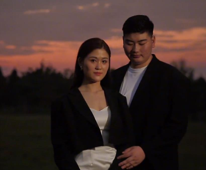 陈萌|陈萌的厨艺真不赖！做的油焖大虾有模有样，获得了朱家一致认可