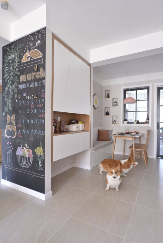 92㎡一屋两人两狗，客厅装个“假阳台”，在家看书撸狗太幸福了