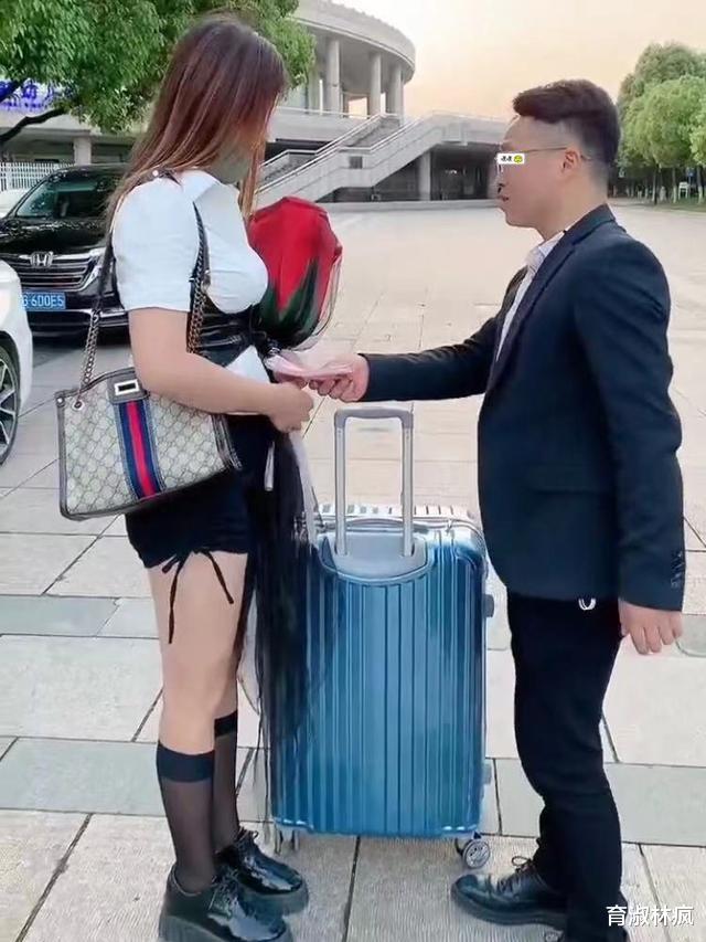 网恋奔现,一见面男子就摘下女子的口罩,看到真容后打发她离开