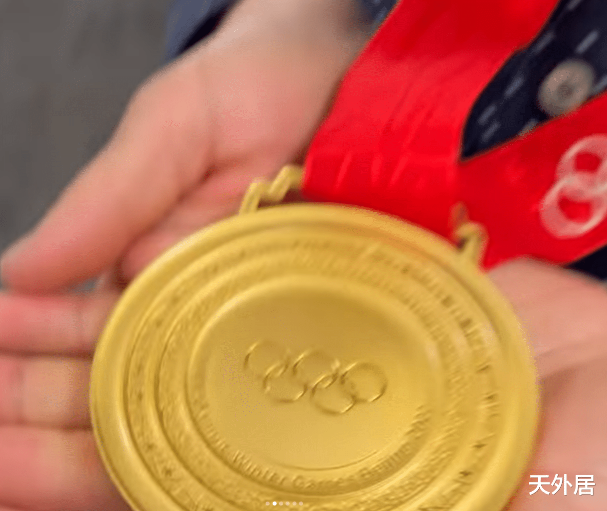 冬奥项目_花样滑冰|中国妈妈展示金牌！冬奥冠军的博士姐姐：感谢您为5个孩子的奉献