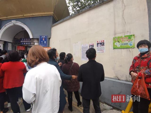 “江西少年失踪41天”实地探访:学校围墙装有铁丝网