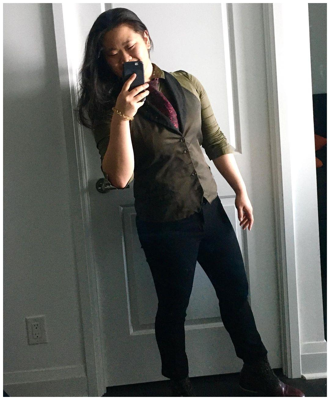 毕凌|毕福剑女儿撞脸小岳岳!罕晒照留长发打扮很女人,身材壮硕太男人