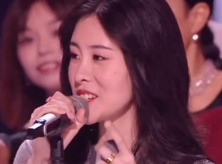 侃爷|华晨宇绯闻女友现身医院,蓬头垢面形象全无,无人陪伴被传已分手