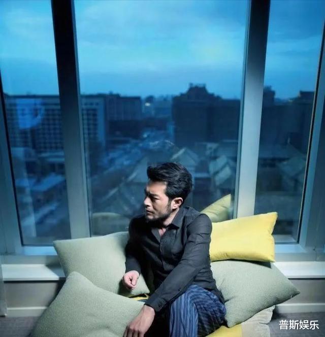 古天乐|古天乐弟弟：颜值不输给哥哥，身价上亿和哥哥争做慈善为父母积福