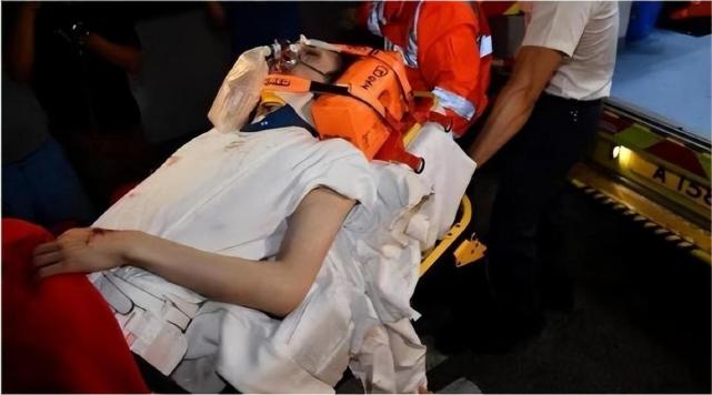 香港体育馆|红馆演唱会六百公斤巨幕劈中演员,2名舞蹈演员,已接受两次手术,可能瘫痪