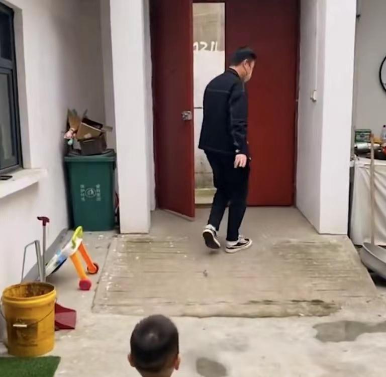 前夫探望孩子被封家中,离开一幕孩子大哭紧跟其后,女子心酸不已