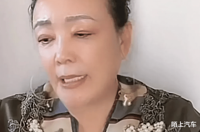 张兰|张兰直播谈离婚:当初自己不会打扮,而小菲爸爸又太帅了。