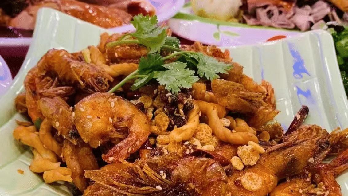 浙江杭州，女子定2400元一桌满月宴，1180大龙虾被换成160小龙虾