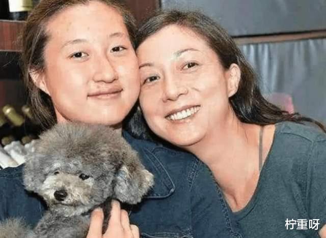 小龙女|小龙女吴卓林实惨,生母吴绮莉谴责成龙,小龙女的经历惹人唏嘘