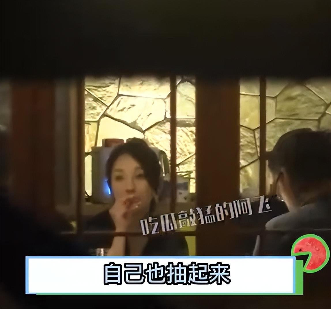 周迅|47岁的周迅饭桌上抽雪茄！手拿打火机姿势娴熟，大口抽烟十分老练