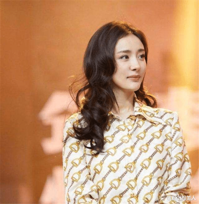 发型 脸上有这3个“特征”的女生,别再披头散发了,露出五官更女神