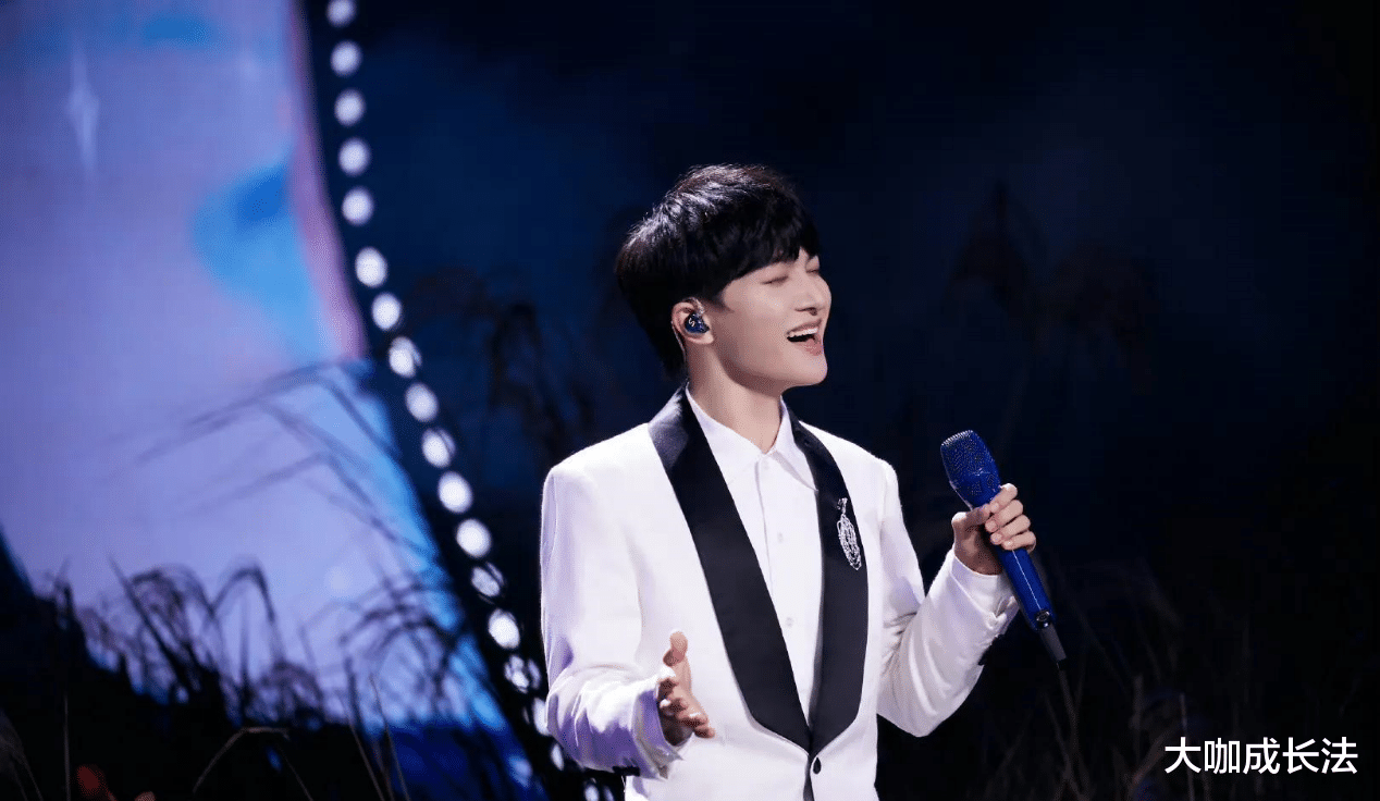 周深|歌手周深是我们心中的音乐小王子,他的礼貌无处不在