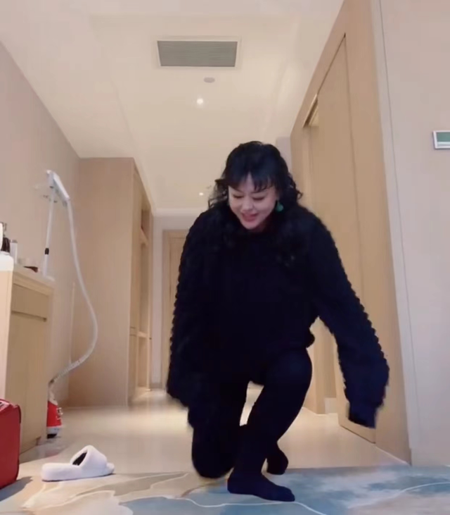 李菁菁|52岁李菁菁暴瘦，扭腰热舞劈一字马筷子腿吸睛