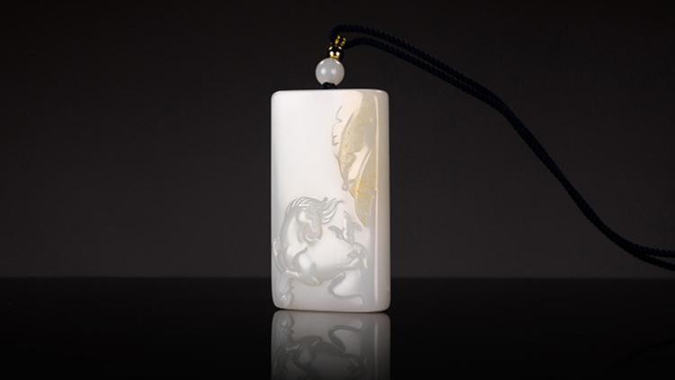 玉雕|和田玉籽料《春风得意玉牌》 玉雕大师吴金星作品鉴赏