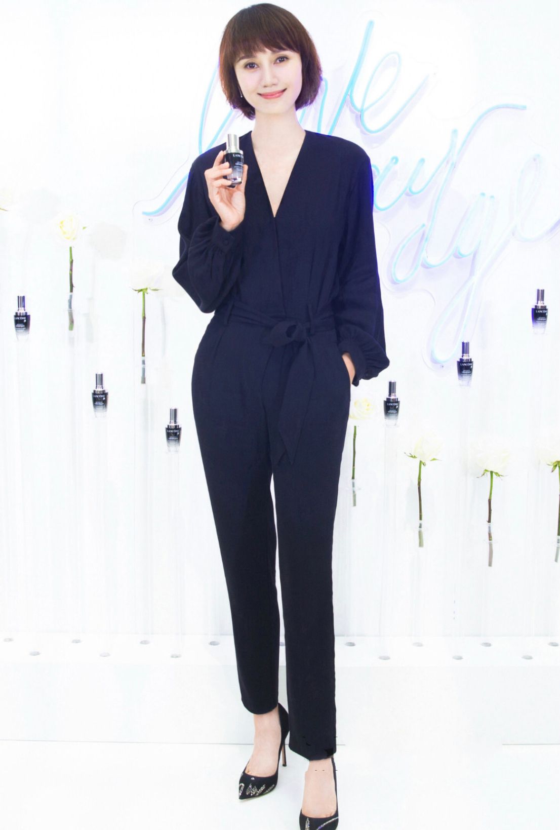 连体裤|袁泉路透图曝光，穿白色连体裤又瘦了不少，配锁骨发气质依旧出众