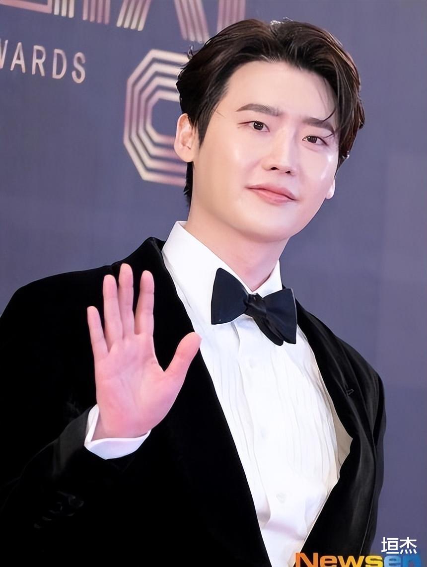 李钟硕|韩媒果然“实在”!李钟硕的图,不P一下就放出来