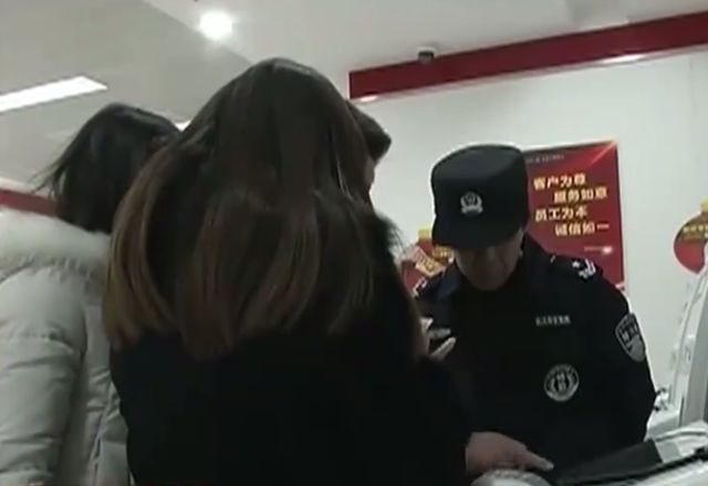 武汉女大学生检查发现银行卡余额多了31万,银行:就是你的