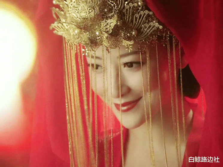 陈紫函|47岁陈紫函近照曝光！细腰长腿大秀事业线，嫁鲜肉老公被宠成公主