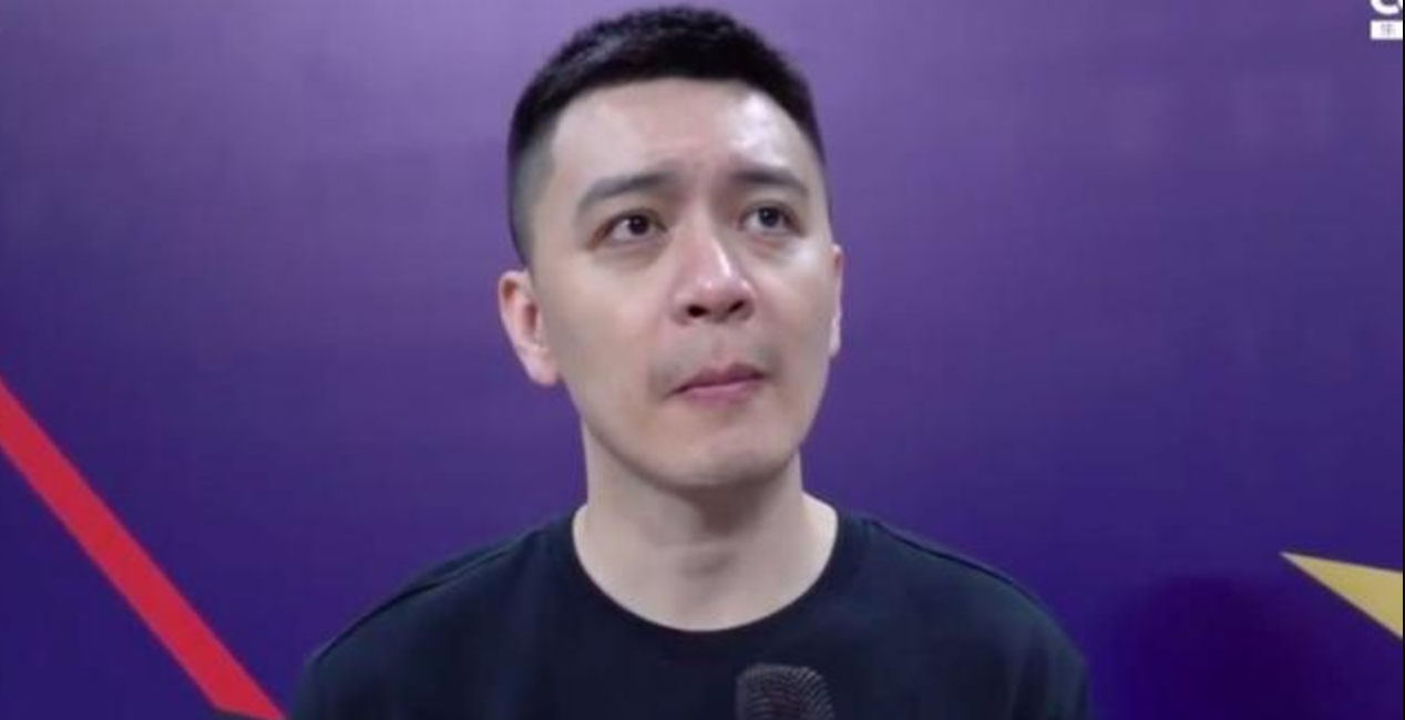 杨鸣|杨鸣美丽的妻子，晒1儿1女观赛照！“辽篮削他”的字迹，逗笑网友