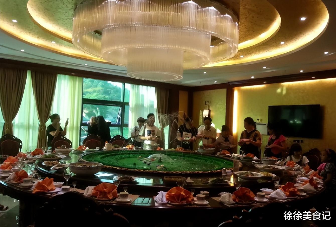 江西小伙同学聚会晒照，3款“平价酒”惹争议，行家：真会喝