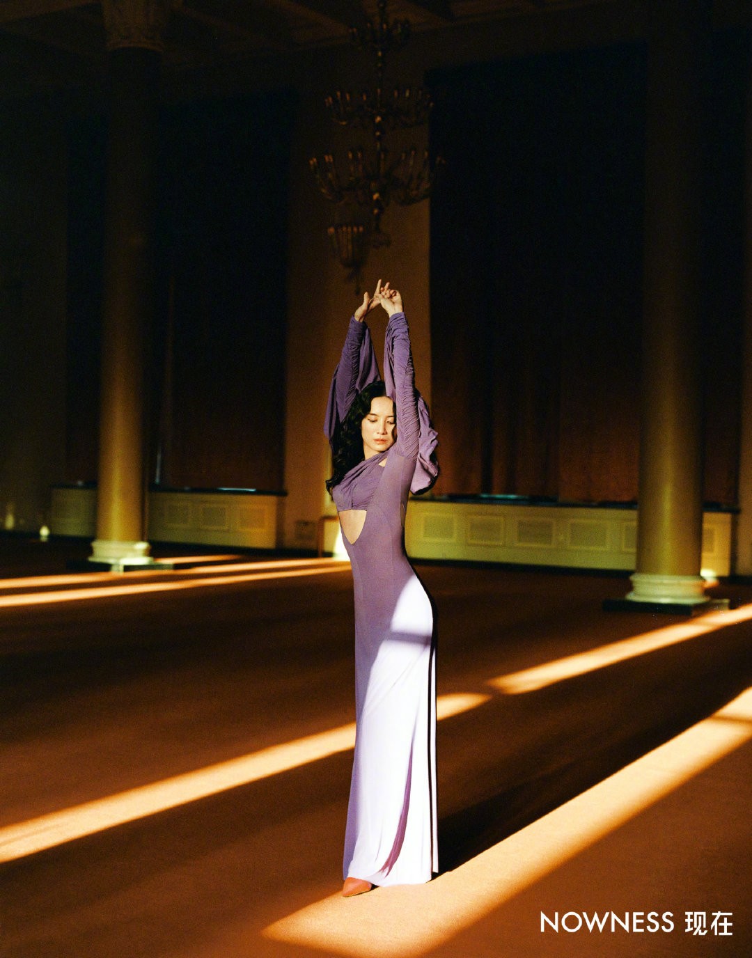 宋佳|41岁宋佳拍摄时尚大片，曲线凹凸有致蚂蚁腰抢眼，怼脸拍皮肤好