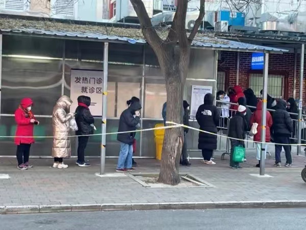 境外势力?疑医务工作者怒斥专家:来小诊所看看,老百姓半夜排队