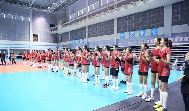 李盈莹|中国女排战VNL斗法，接应二传待上岸，李盈莹带三新人接受考验