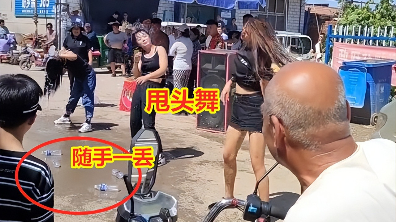 3名女子淋湿头发跳甩头舞，拾荒大爷冲来捡瓶子，对她们毫无兴趣