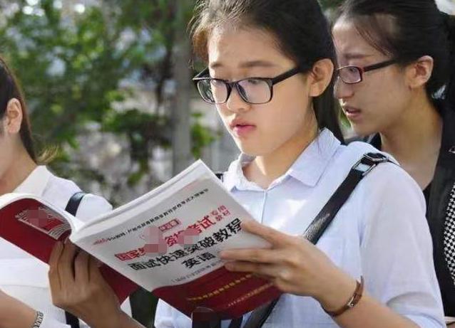 大学生|“娘娘应该在宫里”，00后大学生辞职申请火了，领导看了无言以对