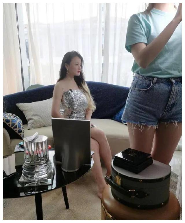 美甲 邹市明娇妻冉莹颖拍摄写真！生3娃身材依旧火辣，为减肥挥汗如雨