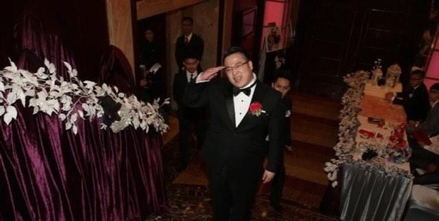 曾志伟|曾志伟俩儿子颜值差距太大，小儿子妻子官宣离婚，被妻子嫌弃多年