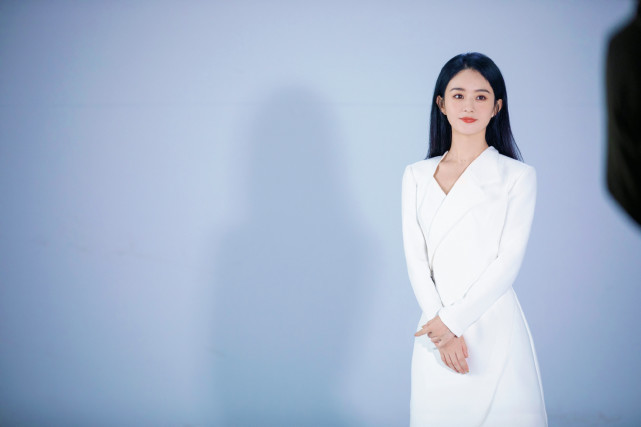 民营企业|赵丽颖即将开启霸屏模式!穿西装裙形象大变,披黑长直发太霸气