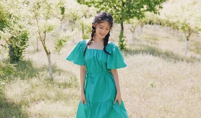 李沁|李沁身穿绿色长裙美若天仙！雪肤玉貌太靓丽甜美