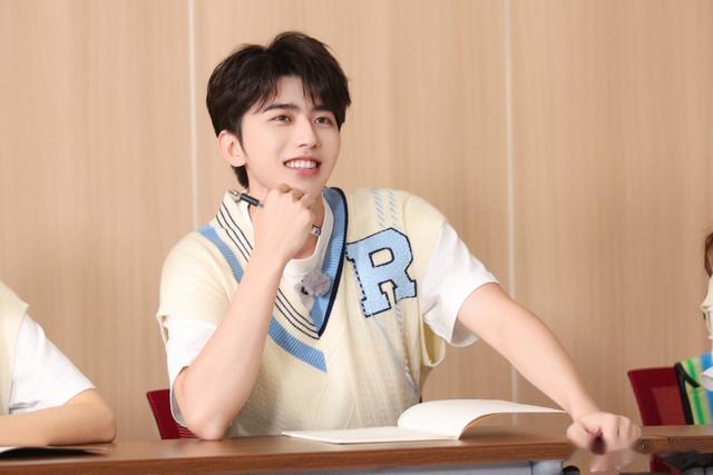 马叙伦|一骑绝尘！蔡徐坤演唱会服装被改为23年高定春夏款，时尚感超强