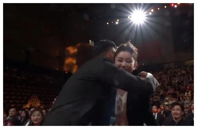 王雷|才聚会飞天奖，又携手金鹰艺术节，王雷和李小萌夫唱妇随