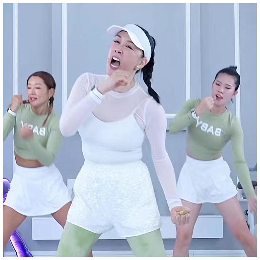 钟丽缇直播跳操半个月，扬言练出马甲线被嘲，普通话也不利索