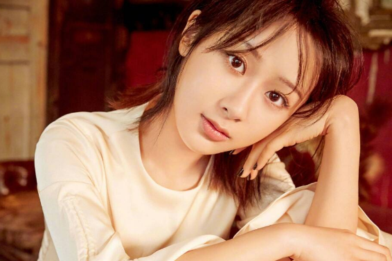 杨紫|杨紫我还是比较喜欢她小时候的样子，比较灵光，现在感觉脸僵了