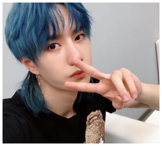 王一博|王一博为什么这样火？演技和舞蹈都出彩，唱歌庆祝香港回归25周年