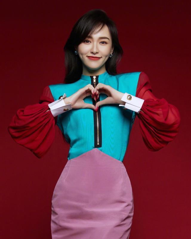 唐嫣|唐嫣亮相东方卫视春晚,仙女裙太美,粉丝羡慕不已!