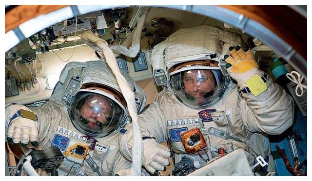 浪费?神十四造价3000万宇航服,用完就扔!却穿10万宇航服返回?