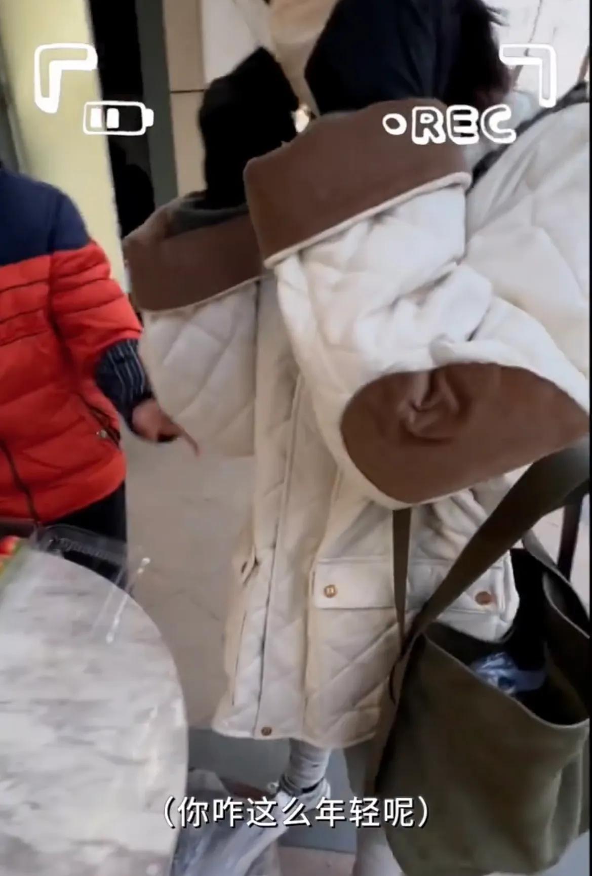 董洁|42岁董洁和儿子去买水果,被认成是“姐妹”,13岁顶顶五官太漂亮