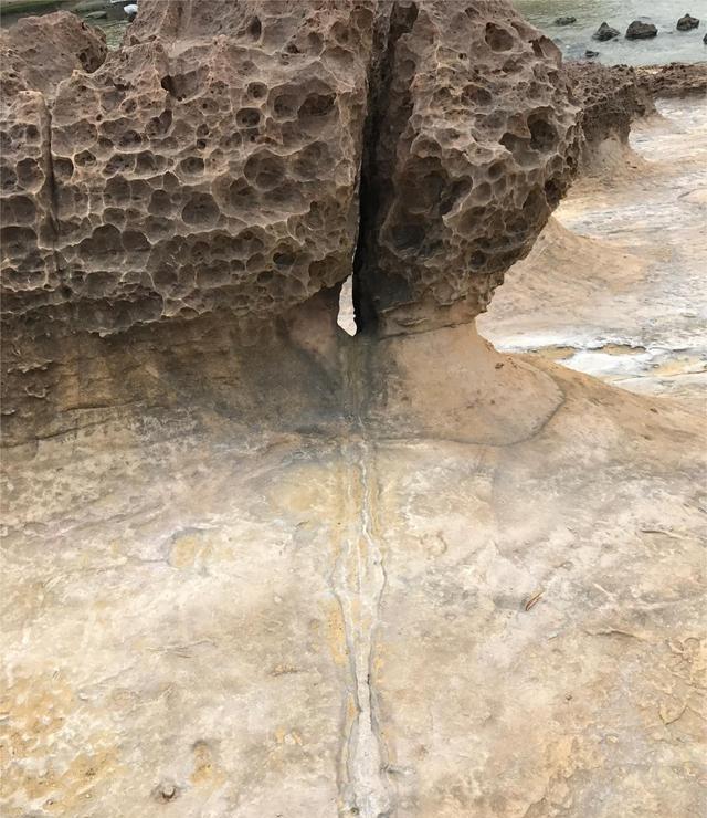 好奇号此前在火星上发现新地质结构,形似眼镜蛇,已存在30多亿岁