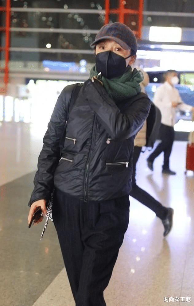 圣诞节|周迅中年人打扮走机场，不拘束不伪装，满脸皱纹却是越看越舒服！