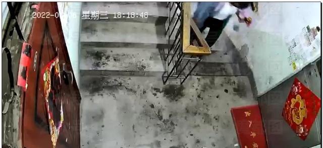 监控拍下惊悚一幕:母女被一男子强行推进房间,男子走后不见母女