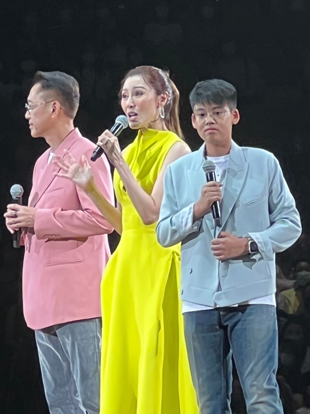 王鹤棣|李嘉欣一家三口现身慈善晚会,11岁儿子身高接近许晋亨,越来越像爸爸