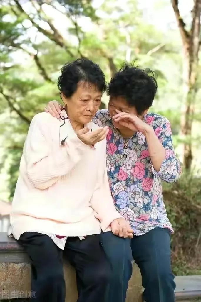 57岁大妈哭诉:肥水不流外人田,嫁给亲家公后,却活不下去了