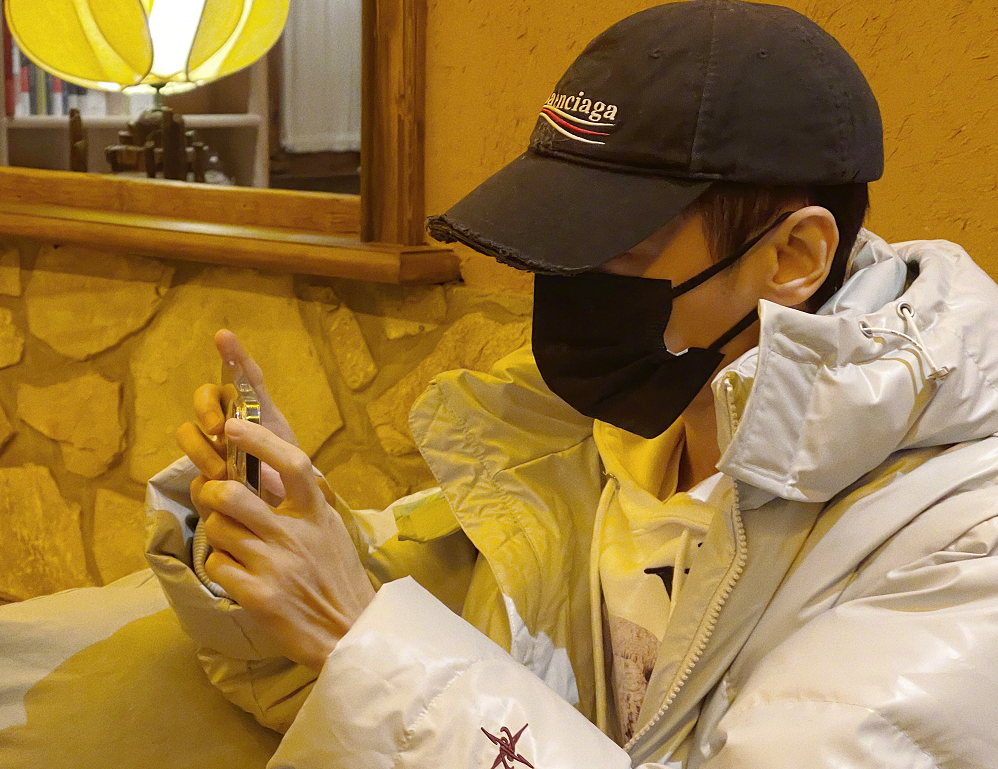 罗云熙|罗云熙过完年后瘦了很多,手背筋突出特别明显